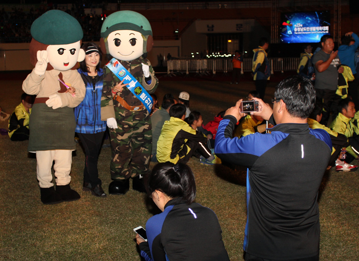 선수들이 계룡군문화축제 마스코트와 기념촬영을 하고 있다