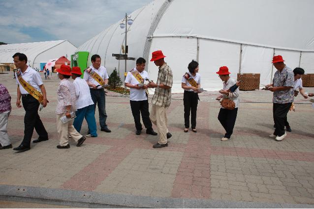 계룡시의원들의 군문화축제 홍보 장면
