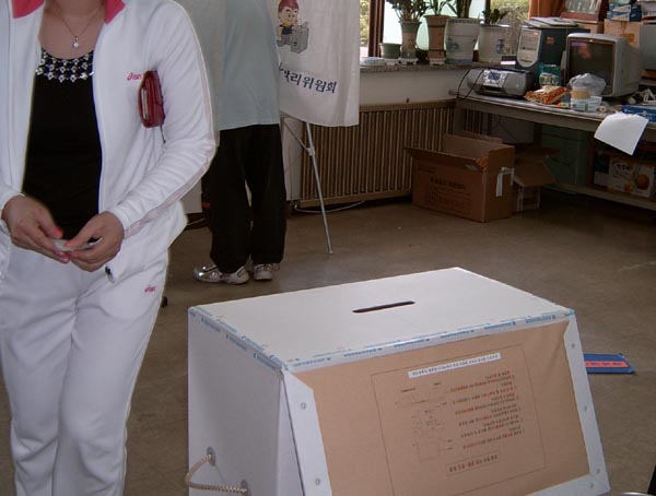 사진-지난 총선 당시 투표소 장면(엄사초등학교)