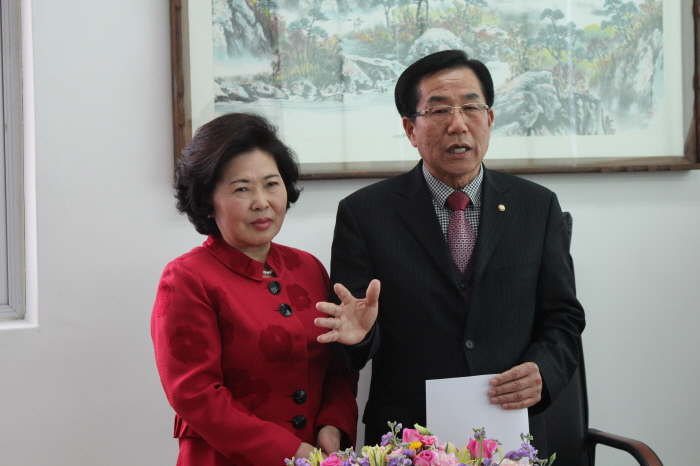 김원태(오른쪽) 새누리당 충남도당 수석부위원장이 계룡시장 출마를 선언하고 있다.