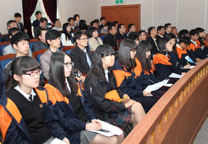계룡시의회 본회의장 방청석에 학생들이 회의를 지켜보고 있다.