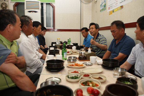 이기원 계룡시장 새벽시간에 주민들과 대화를 나누고 있다.