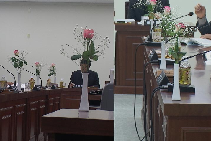 연초부터 계룡시의회 소회의실에 고급스러운 꽃병이 등장했다.